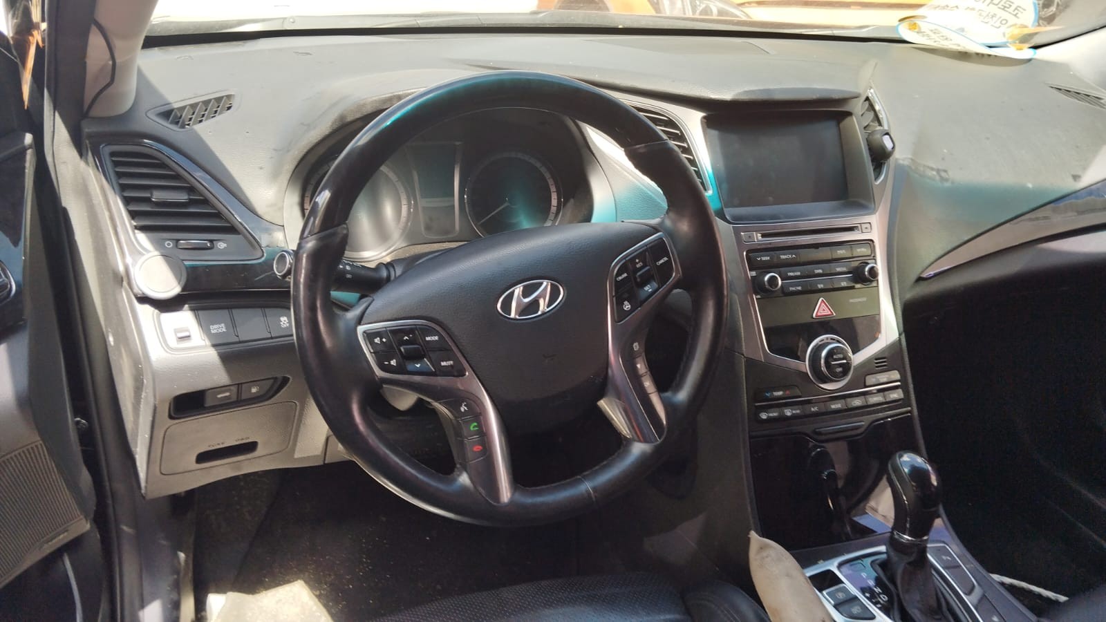 carros - HYUNDAI GRANDEUR 2017 NEGRODESDE: RD$670,100.00- 2
