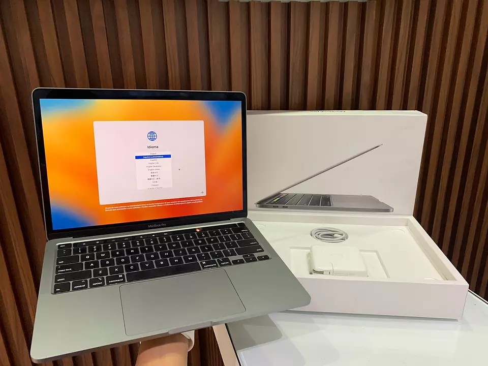 computadoras y laptops - Macbook Pro 2019 Space Gray i5 1TB 16GB RAM
