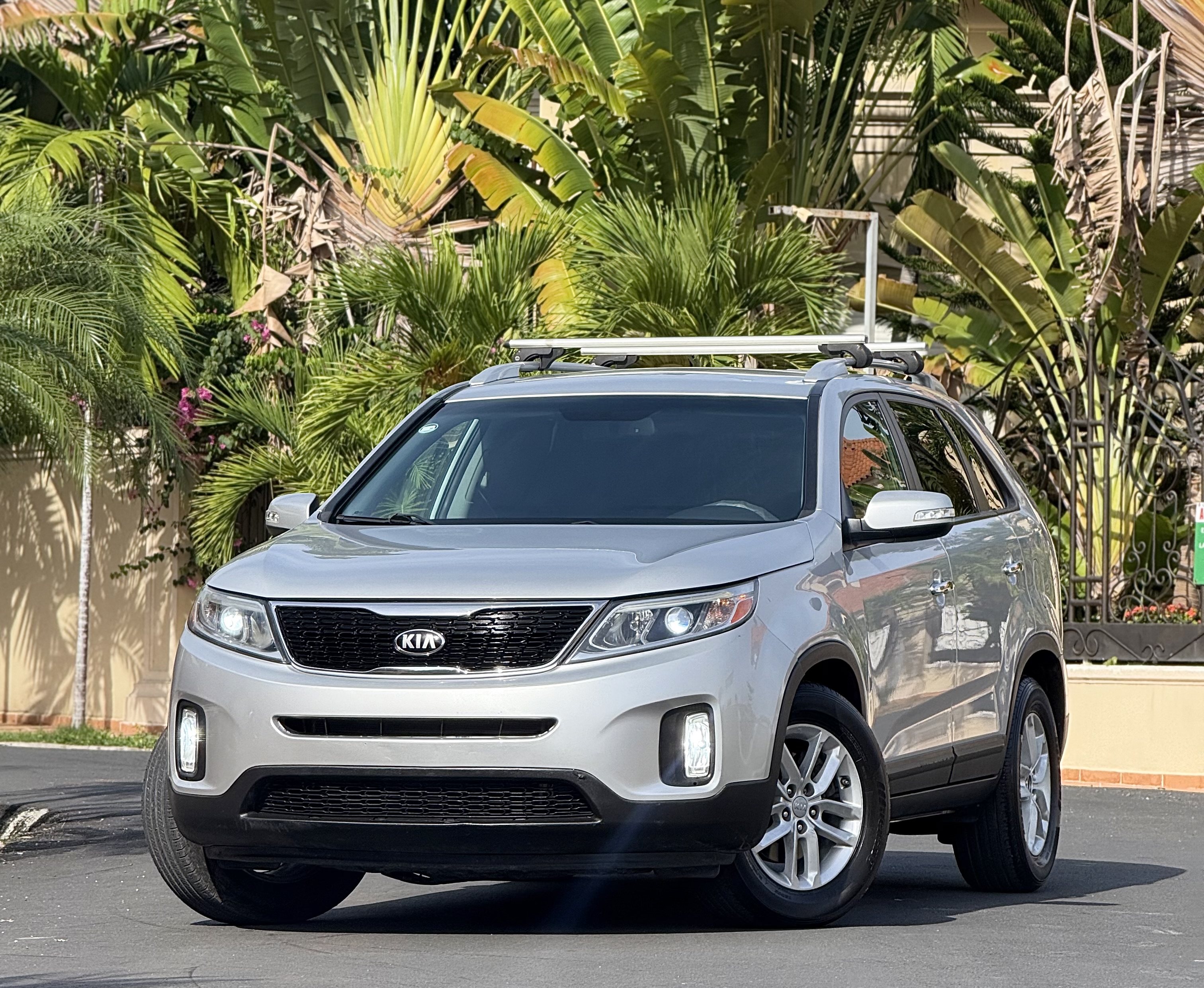 jeepetas y camionetas - Kia Sorento LX 4x2 2014 3 filas Oferta!!! $695,000