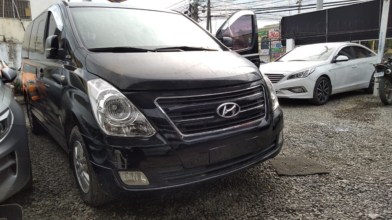 jeepetas y camionetas - HYUNDAI STAREX 2017 NEGRA