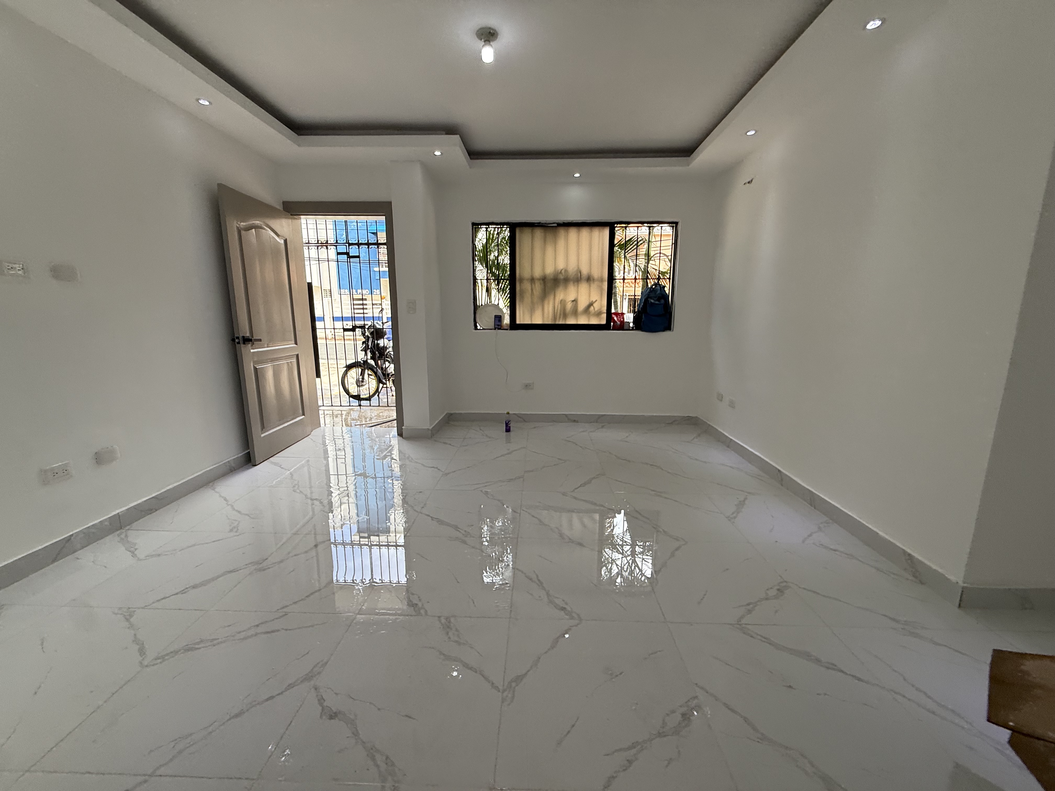 apartamentos - Vendo independencia klm 7 primer nivel 70 mtrs una 4