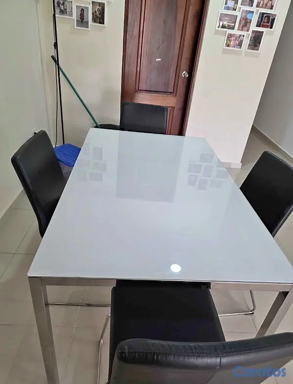 muebles y colchones - Mesa De 4 Sillas Tope Cristal y Asero Inoxidable Buenos.Esta Como Nueva 2