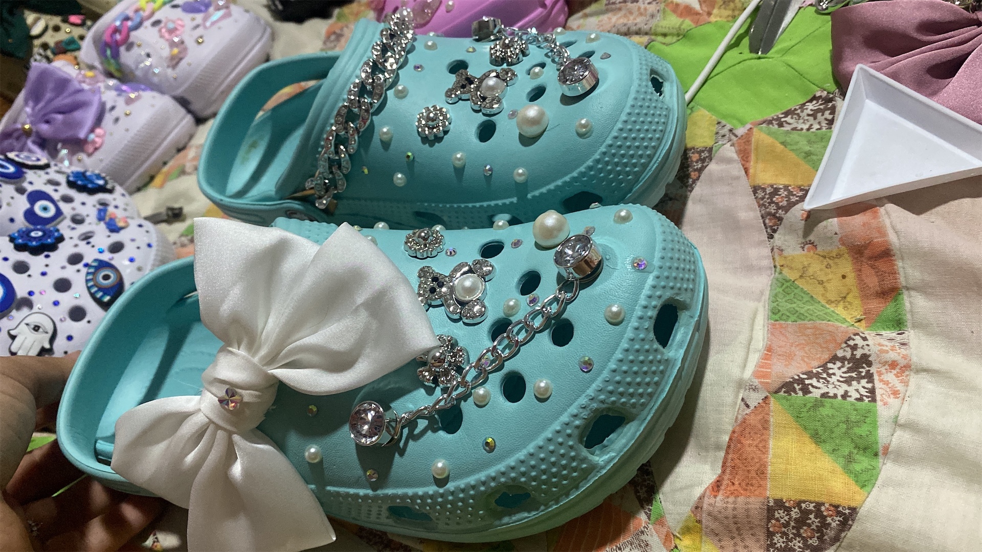 zapatos para mujer - Vendo crocs al por mayor y al detaye vendo decorada y sin decoración  2