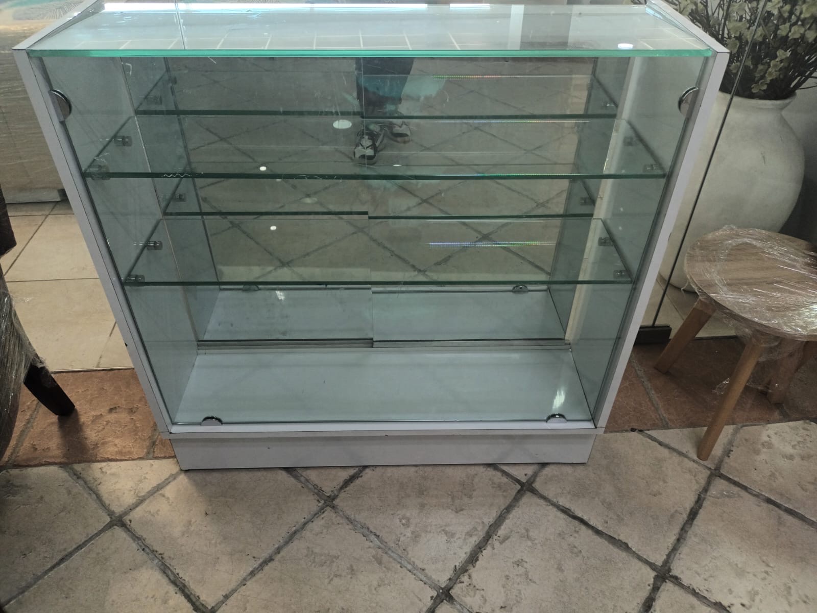 muebles y colchones - Vitrinas para negocios 40”x40”x12”. Nuevas con cristales gruesos de 3/8. 0