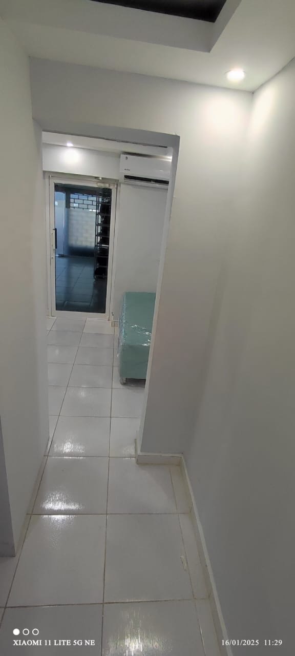 oficinas y locales comerciales - VENDO LOCAL EN PLAZA  COMERCIAL  EN EL  VERGEL  U$ 3