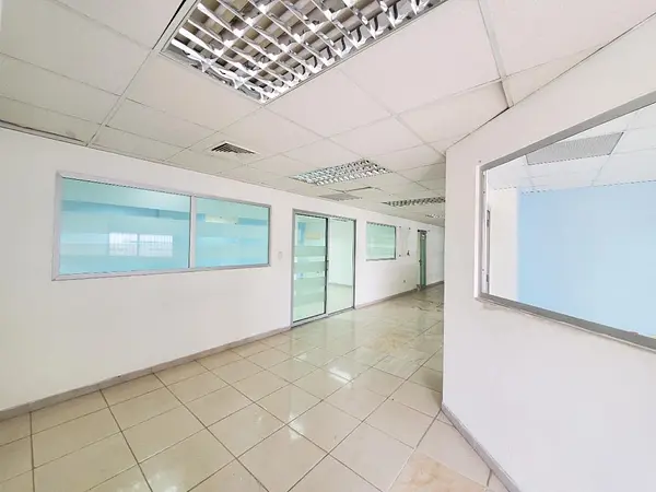 oficinas y locales comerciales - Local céntrico en Primer nivel  6