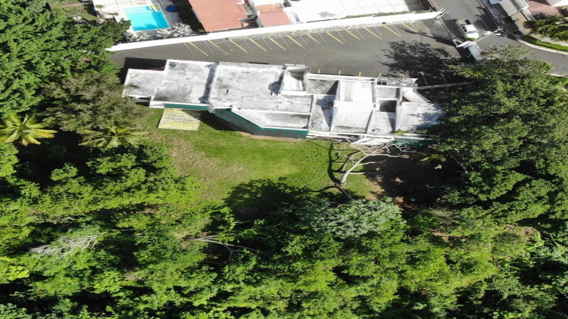 solares y terrenos - Terreno de 5,000 m2 con mejora, frente Jardin Botanico 9