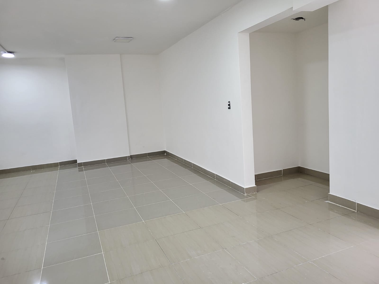 oficinas y locales comerciales - Local en Alquiler en El Millón 6