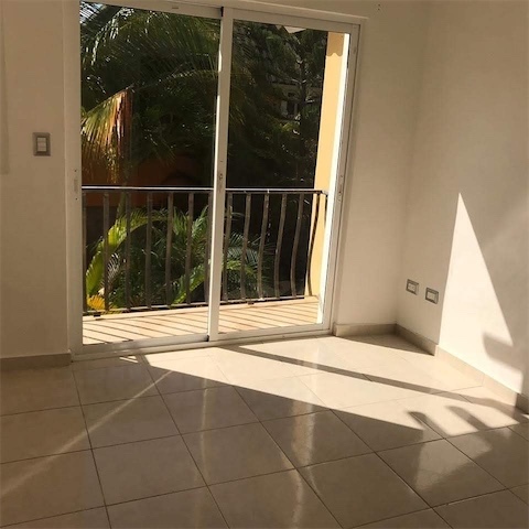 casas vacacionales y villas - Venta de Villa duplex en Bavaro punta cana con piscina y patio 7