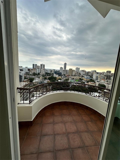 apartamentos - Venta de apartamento con 400mts en bella vista con vista al mar  8