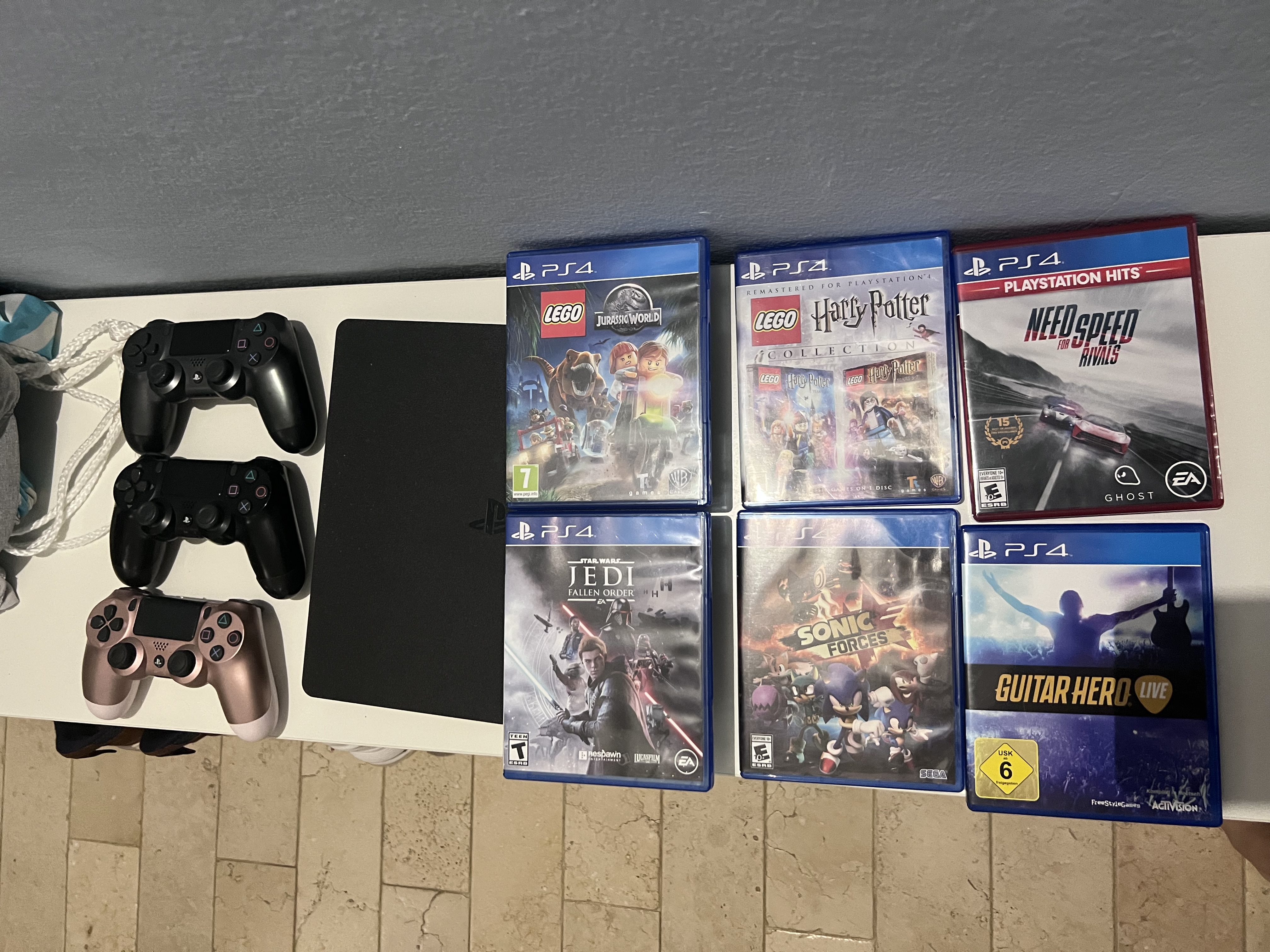consolas y videojuegos - PS4 con 3 controles y cintas como nuevo 1