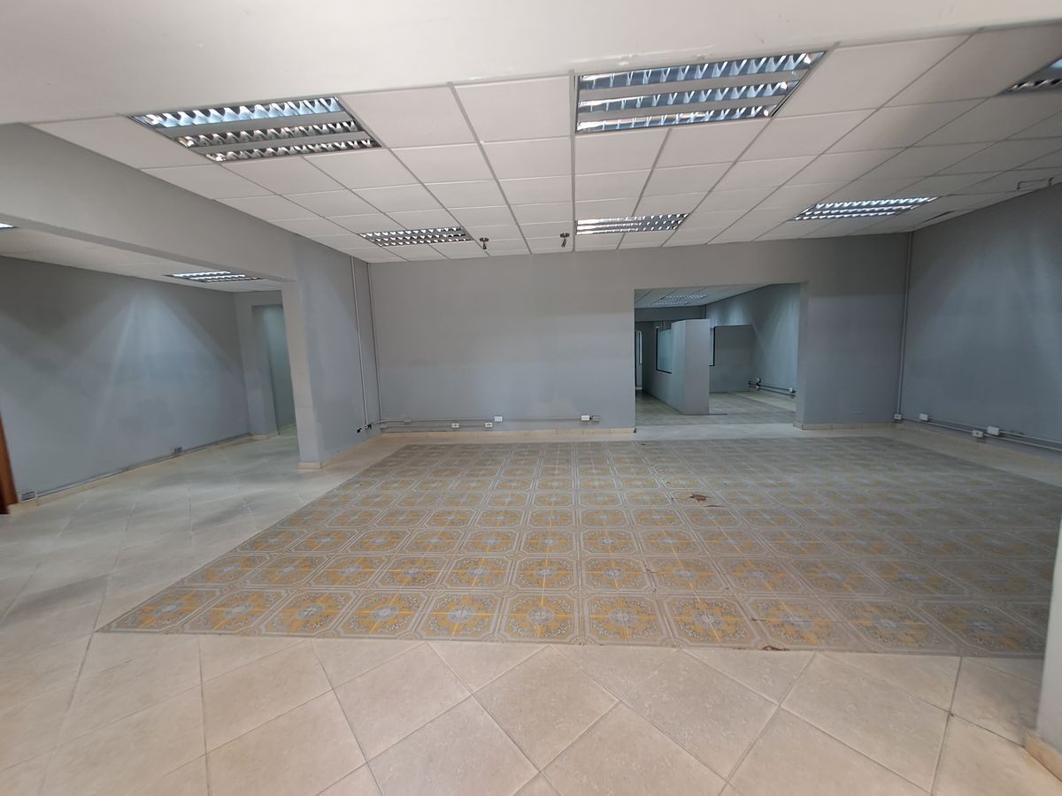 oficinas y locales comerciales - Alquilo local 800 mts  2 niveles  en la julia 
