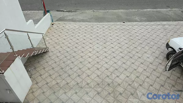 oficinas y locales comerciales - Alquilo Local de 100 Mts en 2do nivel, Av. Rómulo 7