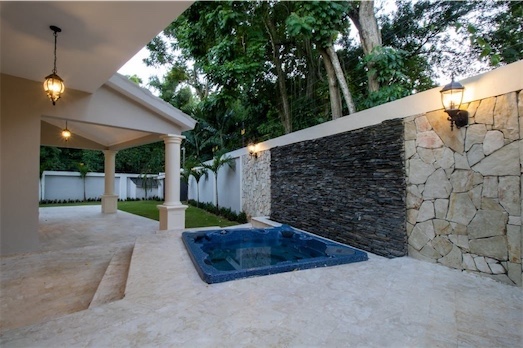casas - Venta de hermosa casa de 523mts  en el Distrito nacional 4