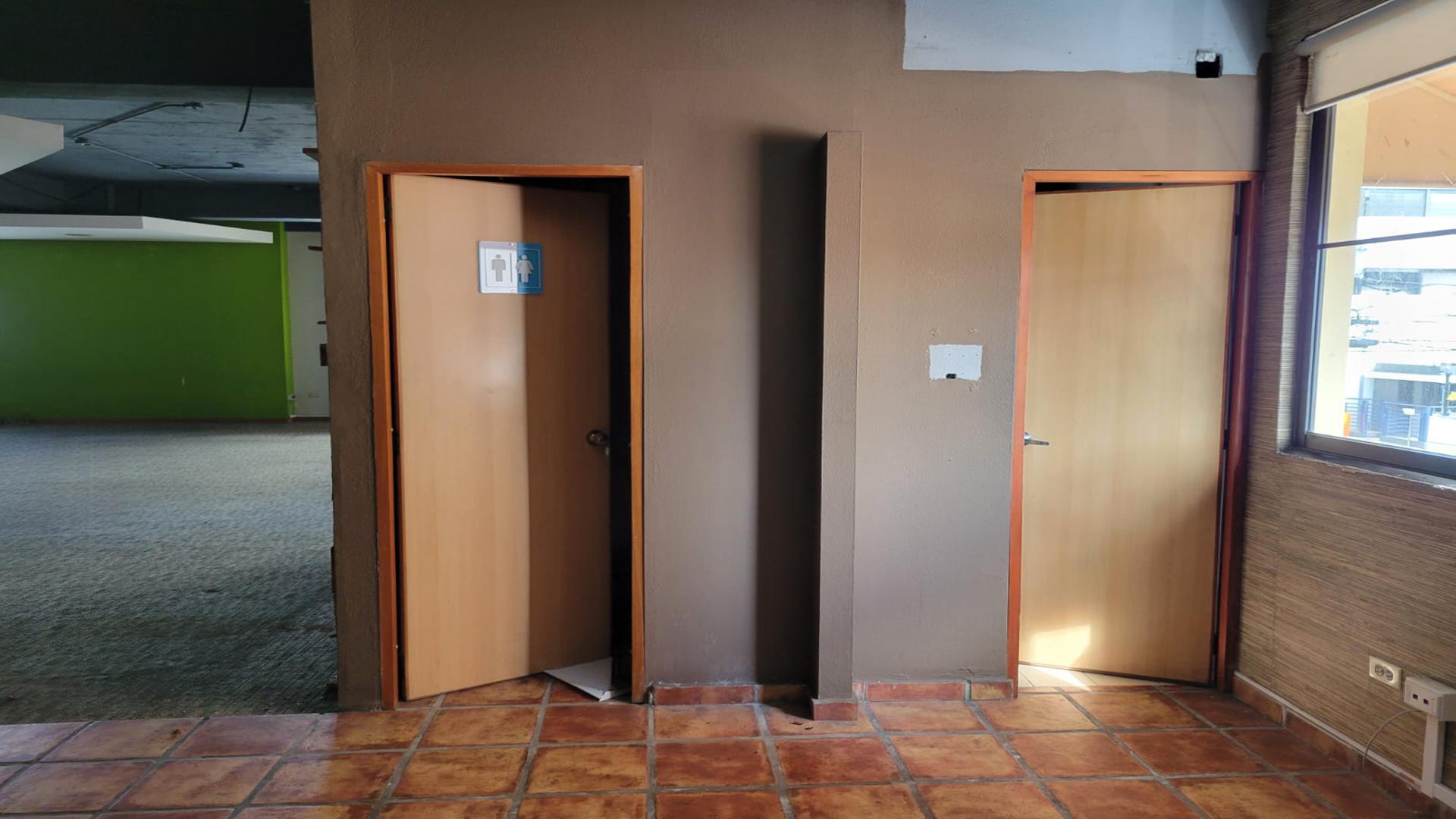oficinas y locales comerciales - Alquiler de Local Comercial 240m2 en Gazcue 8