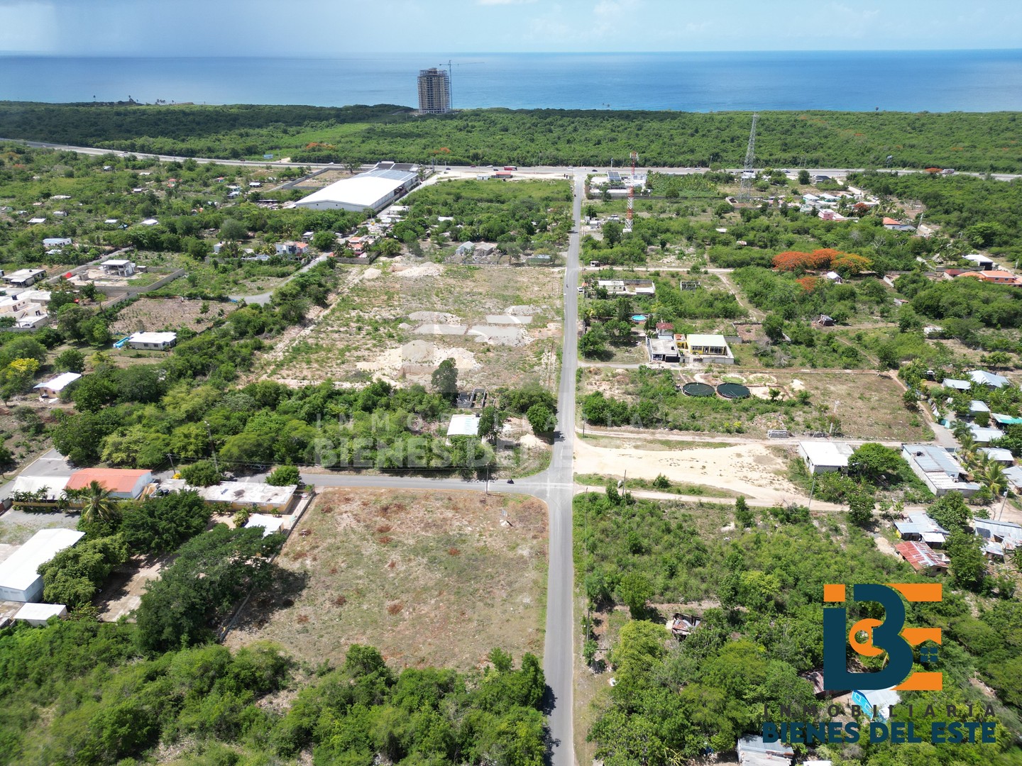 solares y terrenos - SE VENDE SOLAR de esquina  con 3,000 Metros en Ubicado  H-3 JUAN DOLIO  3