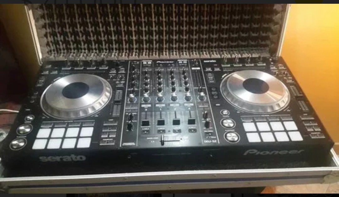 Platos Mixer Consola DJ SERATO Music sams ipha2a3a1a4villsmarthotreso droncamnis 1
