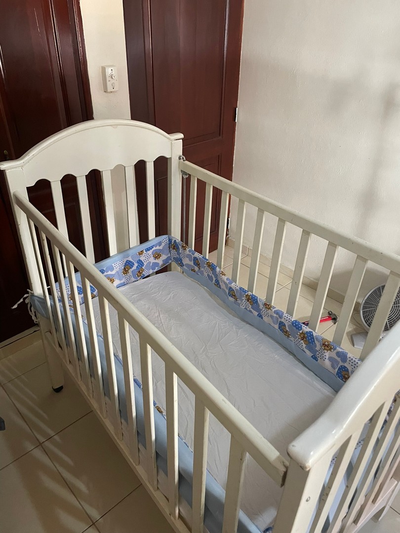 muebles - Cuna de madera para bebés usada, incluye colchón y otros accesorios 1