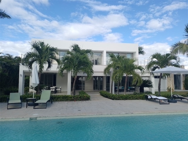 casas vacacionales y villas - Venta de villa de 4 habitación con vista mar en Playa Nueva Romana, amueblada