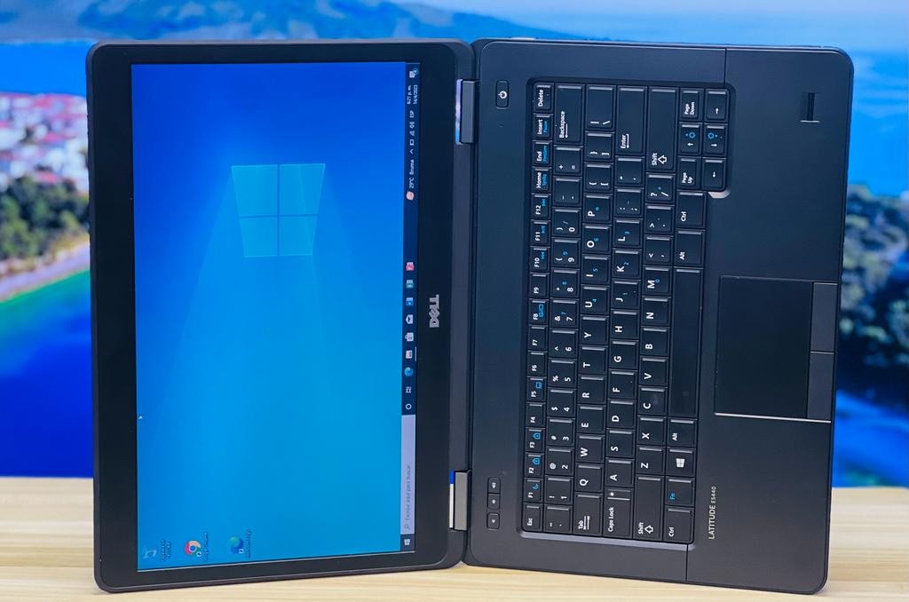 computadoras y laptops - Laptop Dell Latitude E5440  i3 4TA GENE 8GB RAM 128GB SSD 3