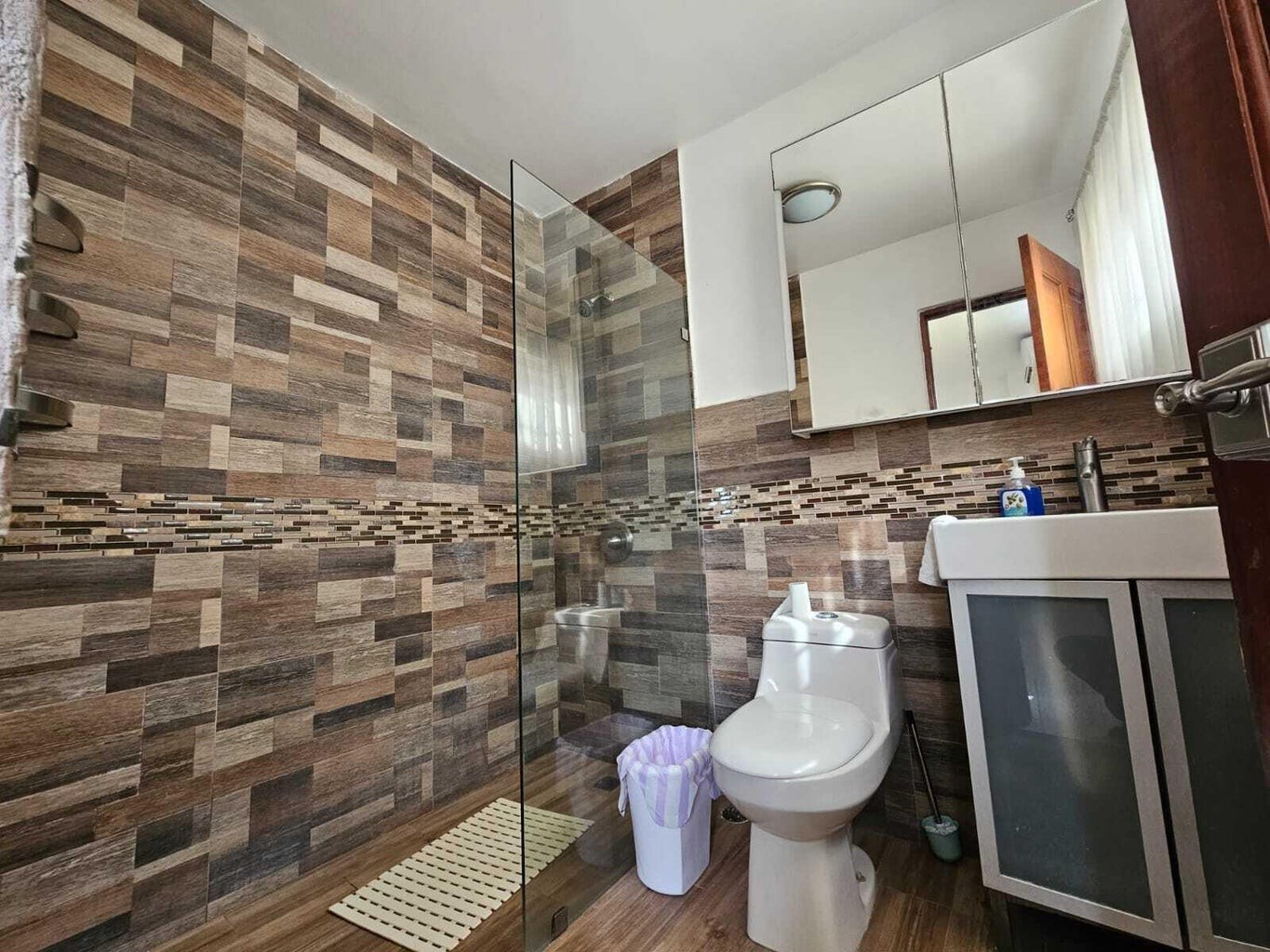 apartamentos - Apartamento estilo clasico totalmente amueblado de tres habitaciones 1