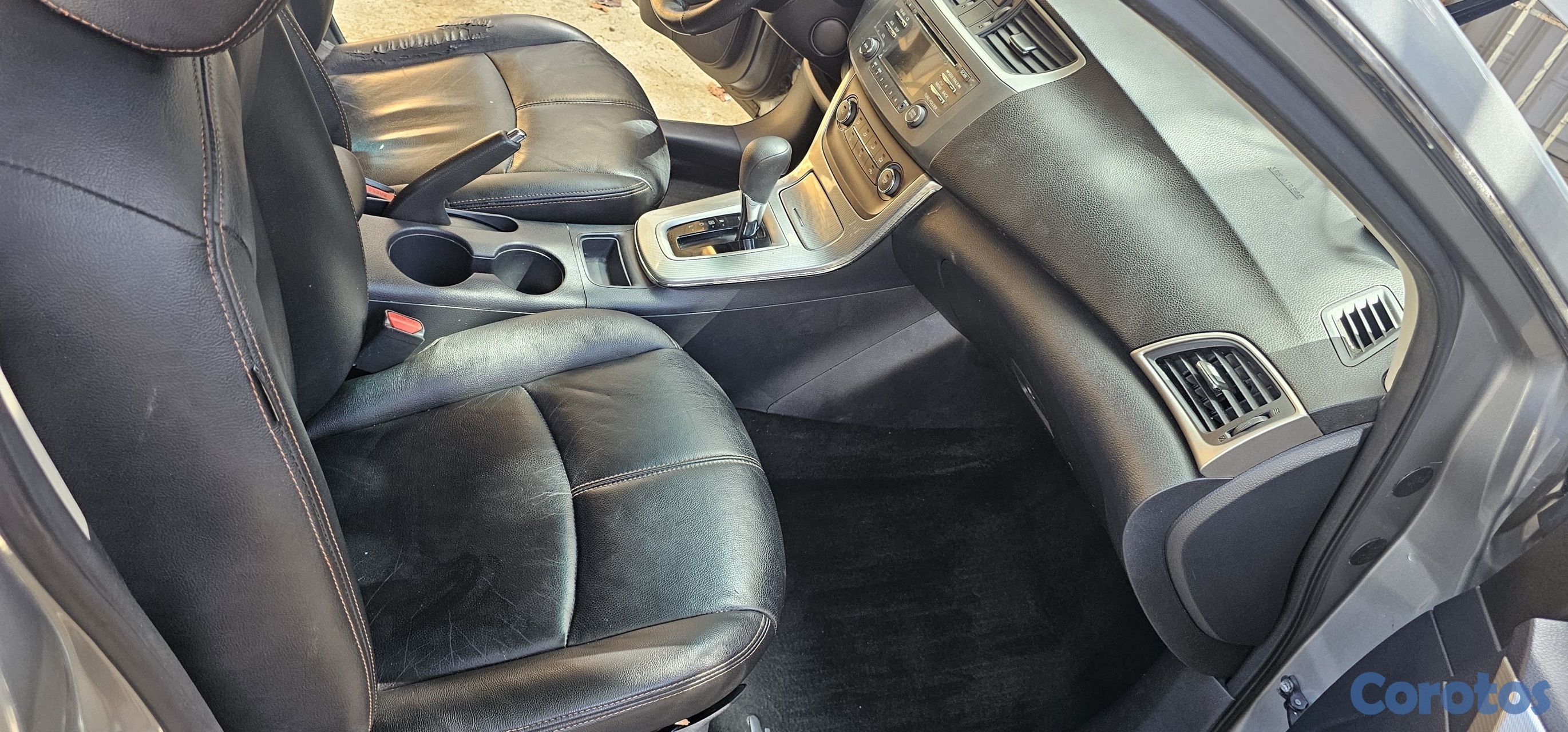 carros - vehículo en condiciones impecable  8