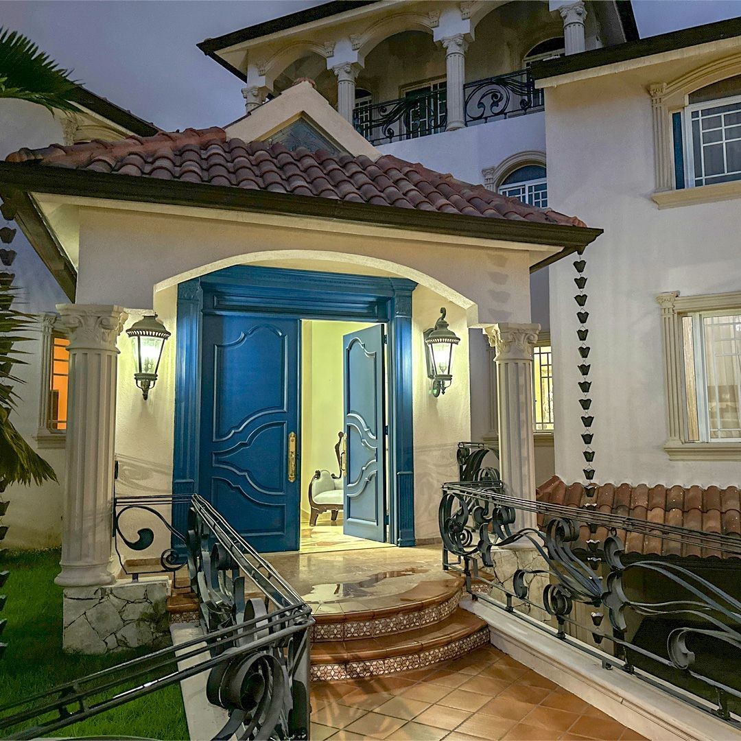 casas - Mansion de 3 Niveles ubicada en Cerro Alto 