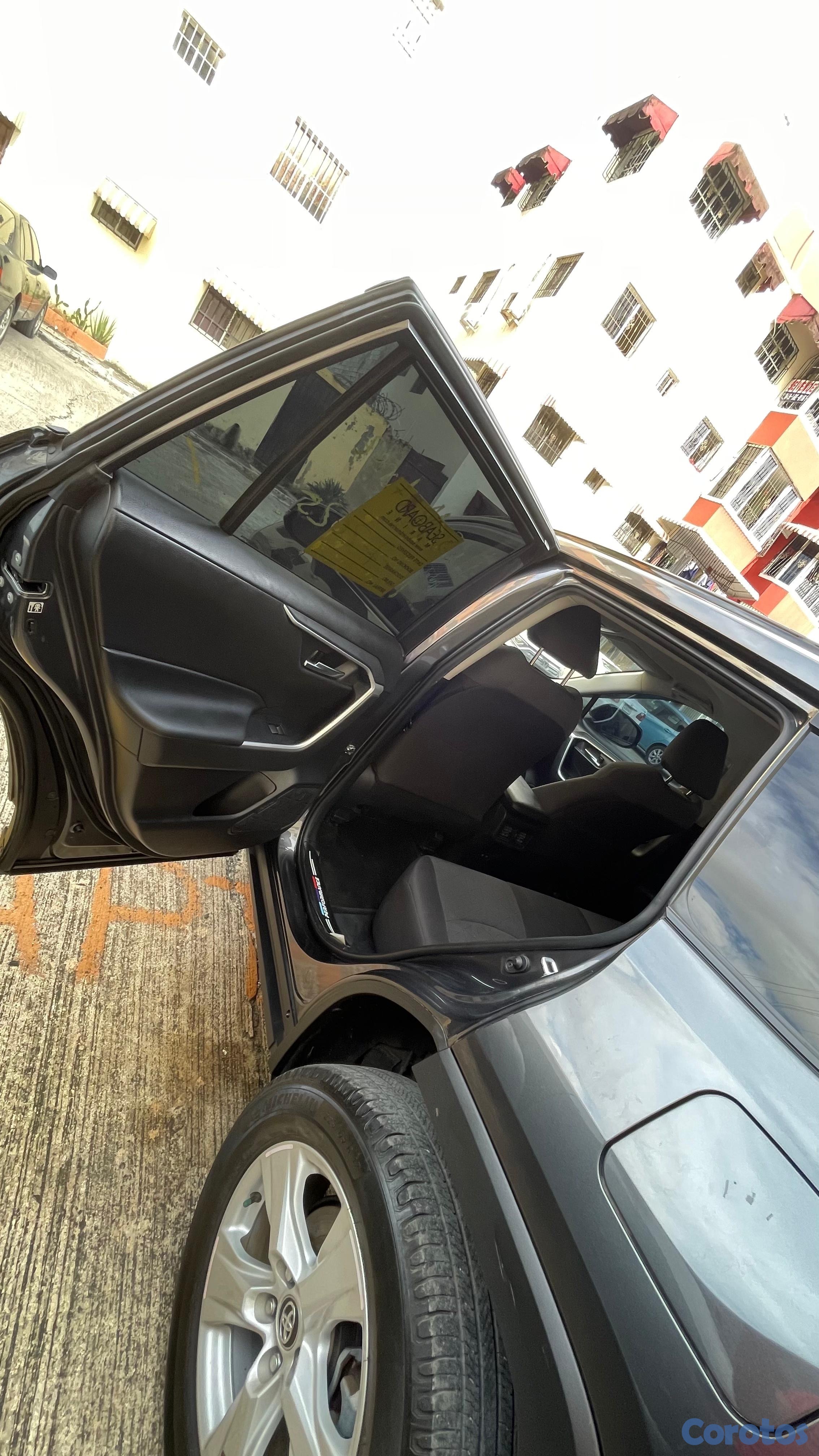 jeepetas y camionetas - Toyota Rav4 2020 XLE 3