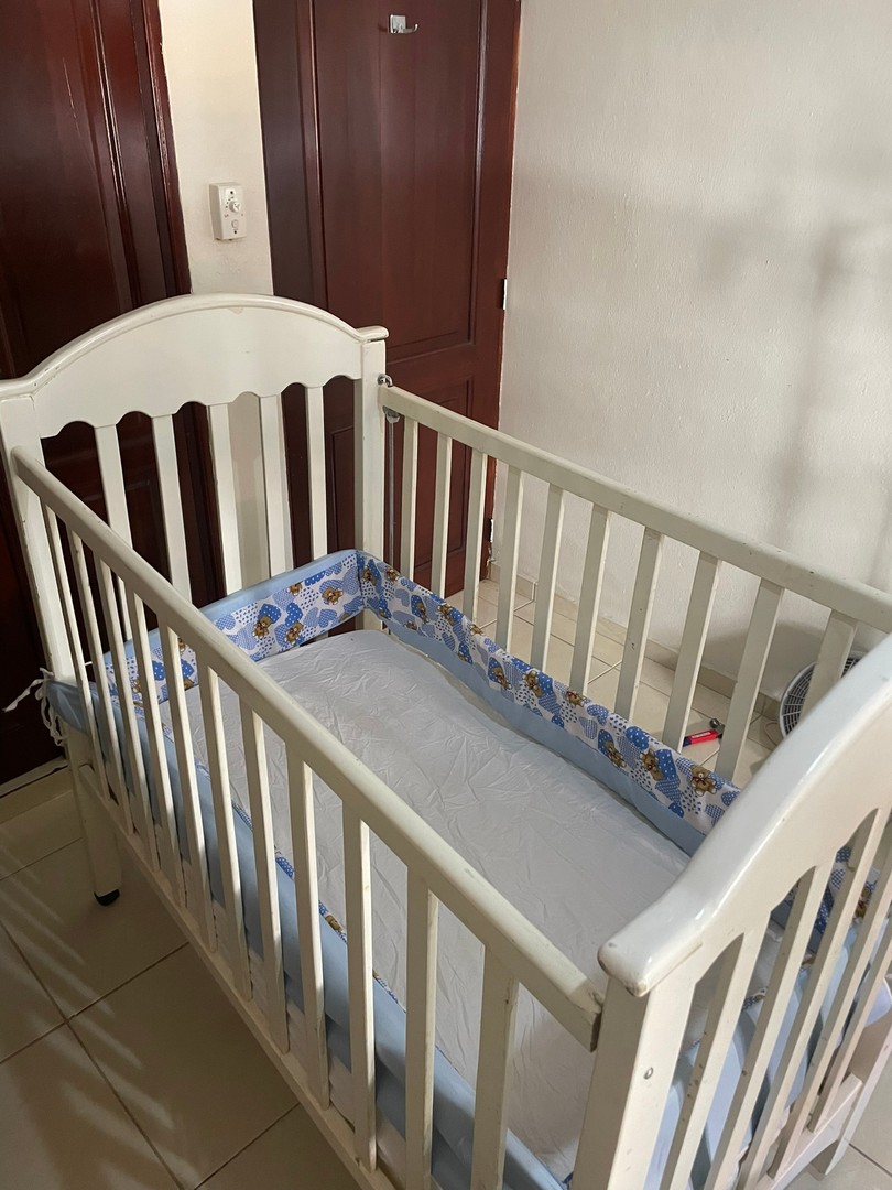 muebles - Cuna de madera para bebés usada, incluye colchón y otros accesorios 2