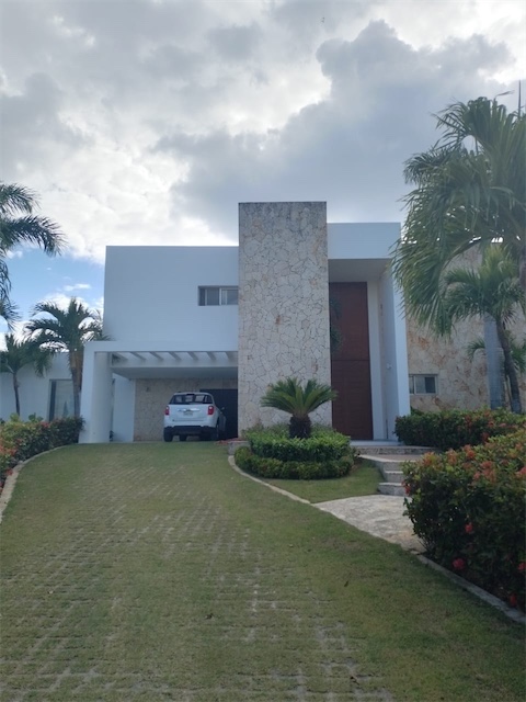 casas vacacionales y villas - Venta de villa de 4 habitación con vista mar en Playa Nueva Romana, amueblada 1