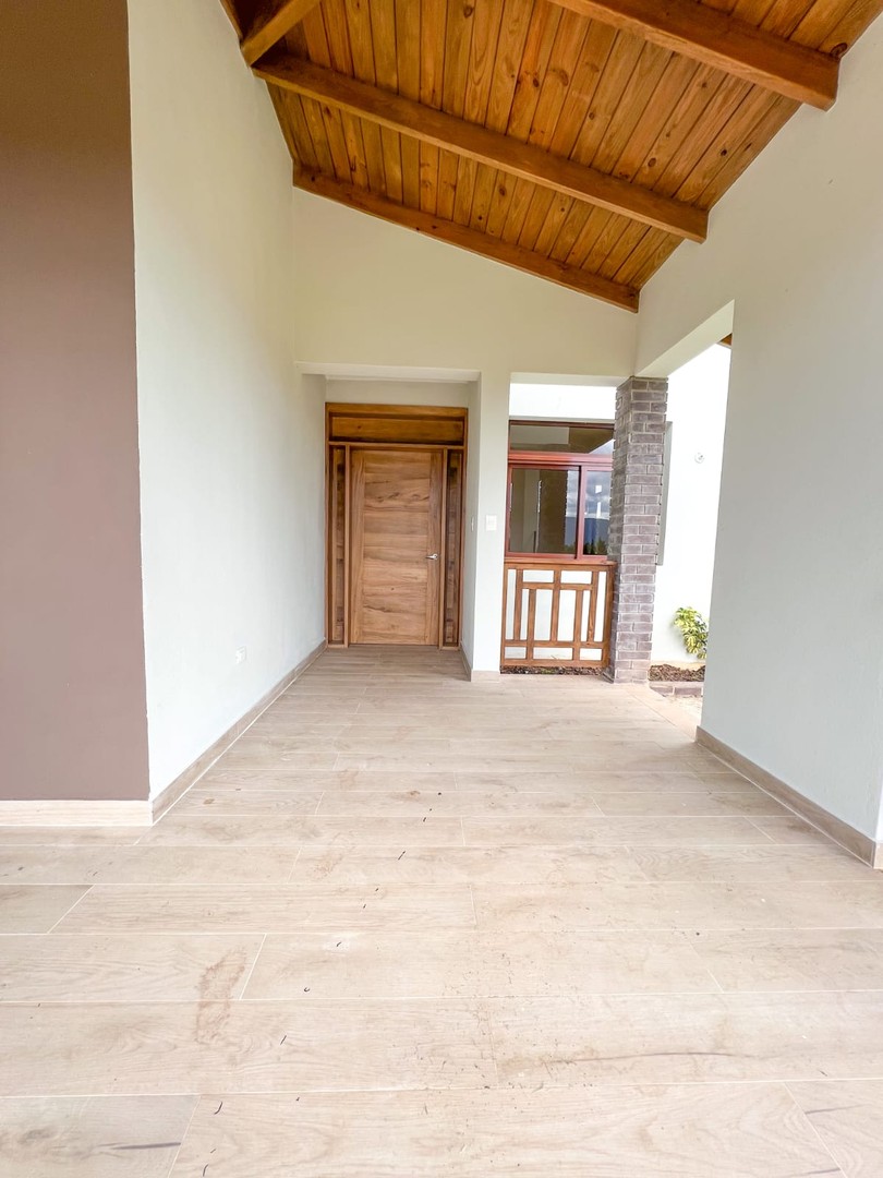 casas vacacionales y villas - Preciosa Villa Nueva en Proyecto Cerrado de Jarabacoa  9