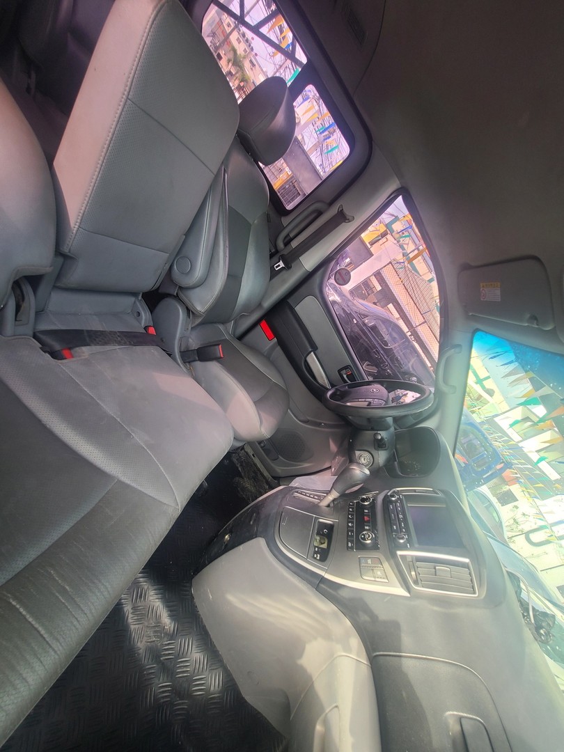 jeepetas y camionetas - HYUNDAI GRAND STAREX 2017 NEGRA 2