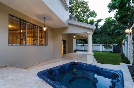 casas - Venta de hermosa casa de 523mts  en el Distrito nacional 7