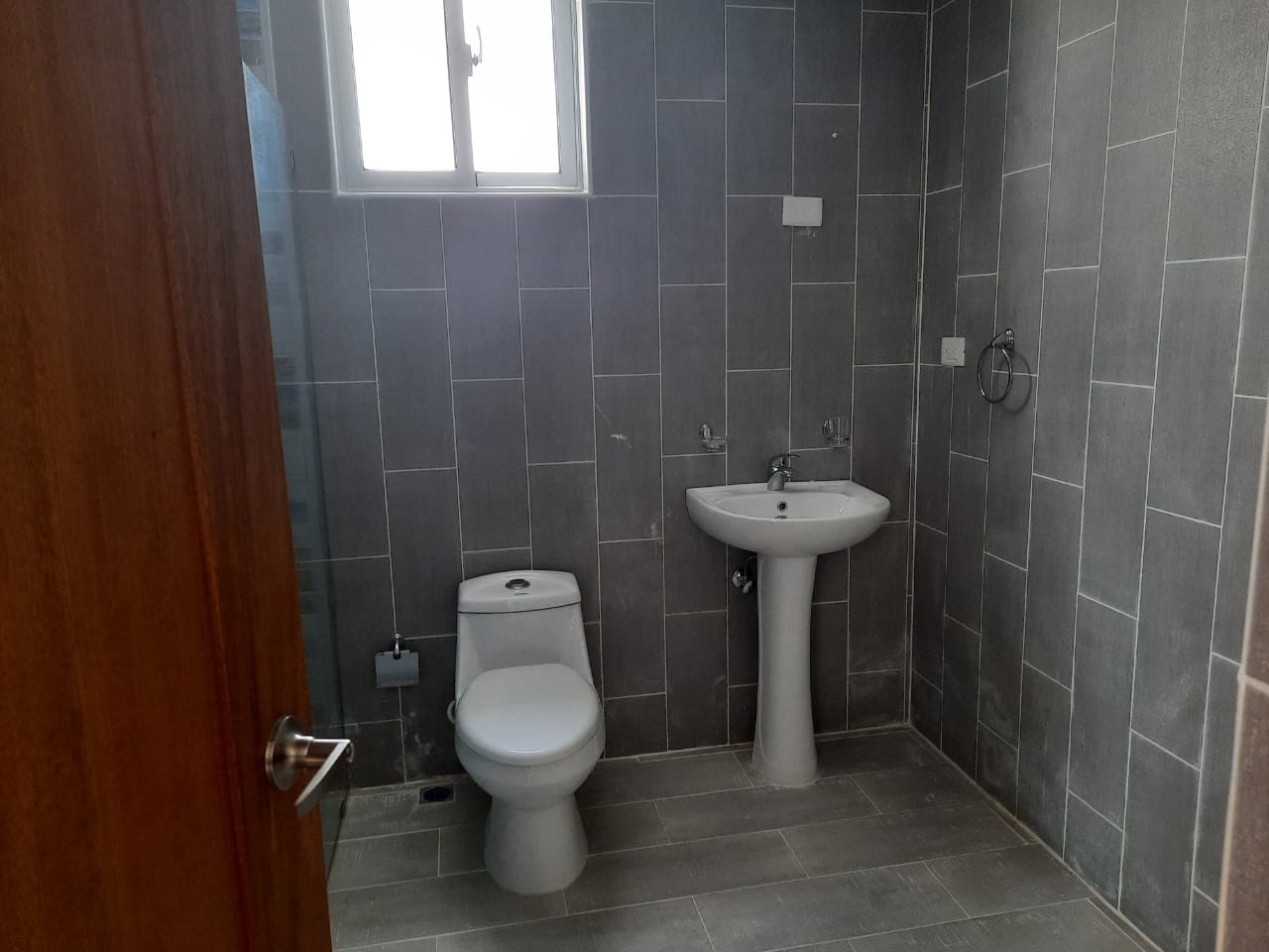 apartamentos - Vendo Bonito Apartamento 2do Nivel en Los Alamos  3