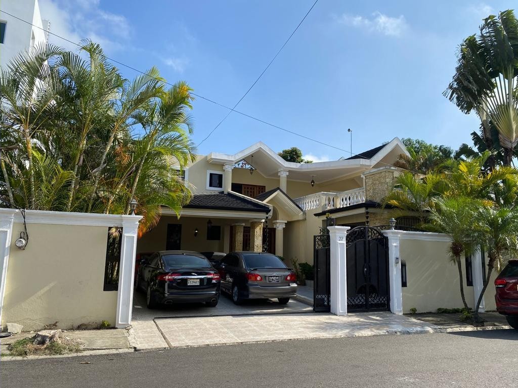 casas - Residencia de 2 Niveles en Los Laureles 