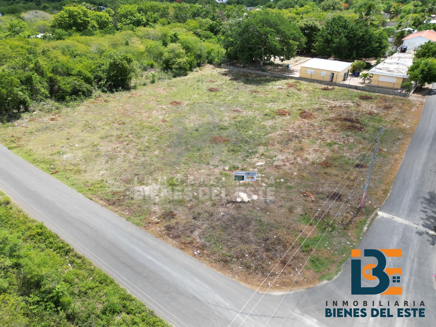 solares y terrenos - SE VENDE SOLAR de esquina  con 3,000 Metros en Ubicado  H-3 JUAN DOLIO  6
