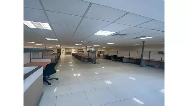 oficinas y locales comerciales - ALQUILER AMPLIO LOCAL EN EVARISTO MORALES 2