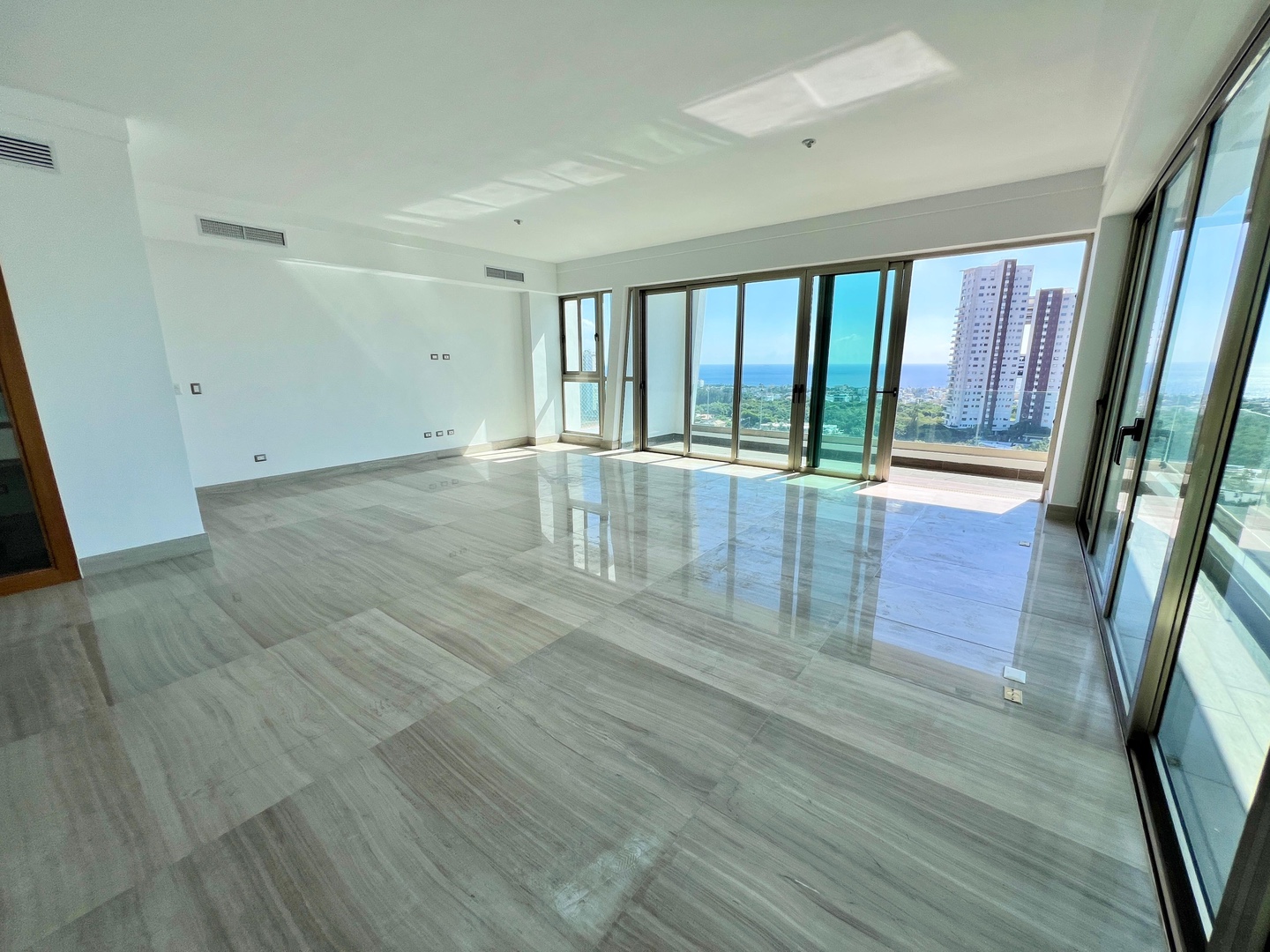 apartamentos - Piso Alto, Piscina, Vista al mar, 3 habitaciones, 3 parqueos 