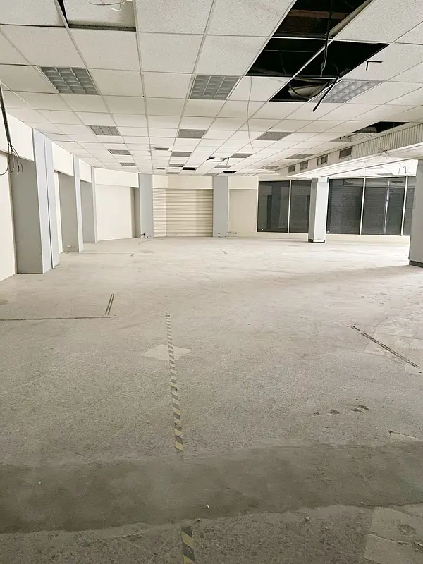 oficinas y locales comerciales - Propiedad comercial esquinera  4