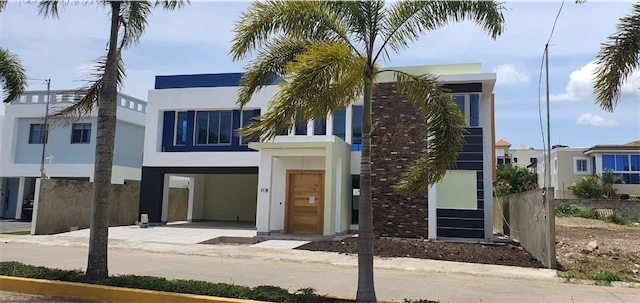 casas - Amplia , Moderna en Proyecto Cerrado  1