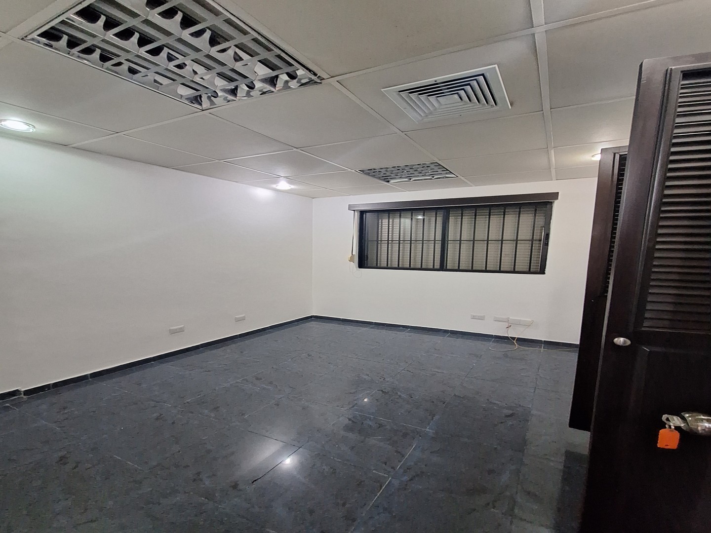 oficinas y locales comerciales - Rento local comercial en Naco Edificio Empresarial con asc y planta primer nivel 1
