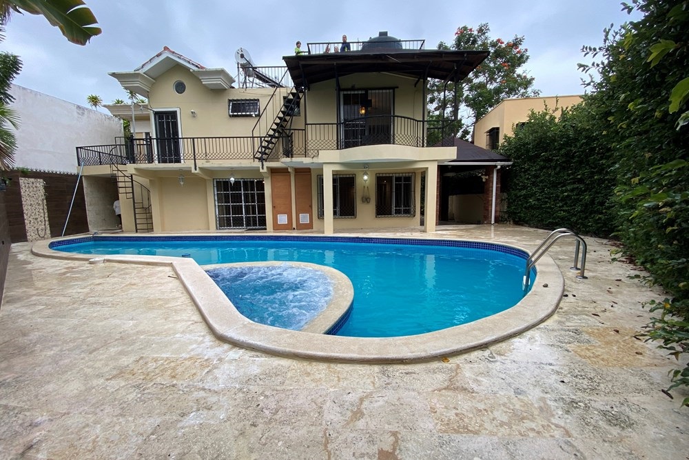 apartamentos - ALQUILO CASA 2NIVELES PARA CASA DE REPOSO 