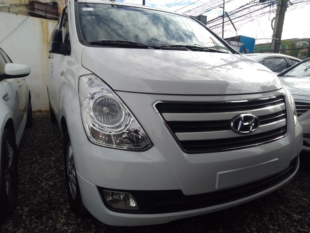 jeepetas y camionetas - HYUNDAI GRAND STAREX 2018 BLANCO IMPORTADA. 0