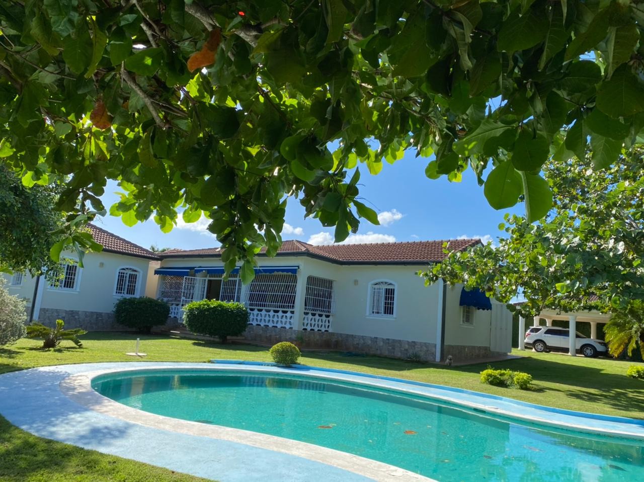 casas vacacionales y villas - Hermosa y super amplia casa en venta ubicada en Costambar, Puerto Plata, R.D.
