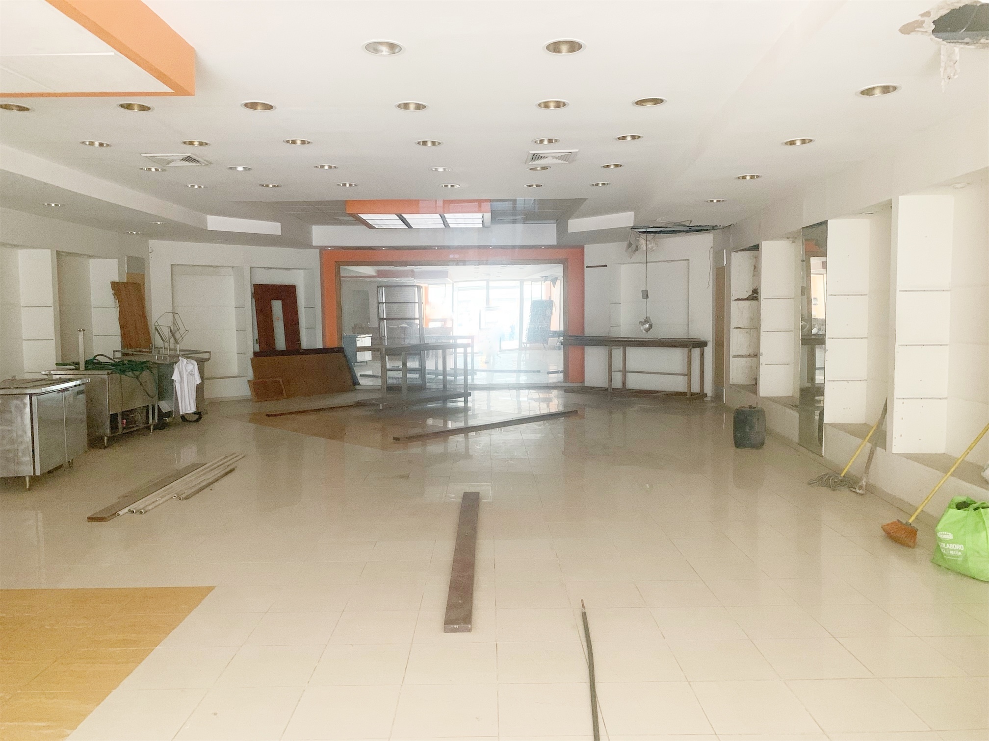 oficinas y locales comerciales - Local amplio en zona colonial 3