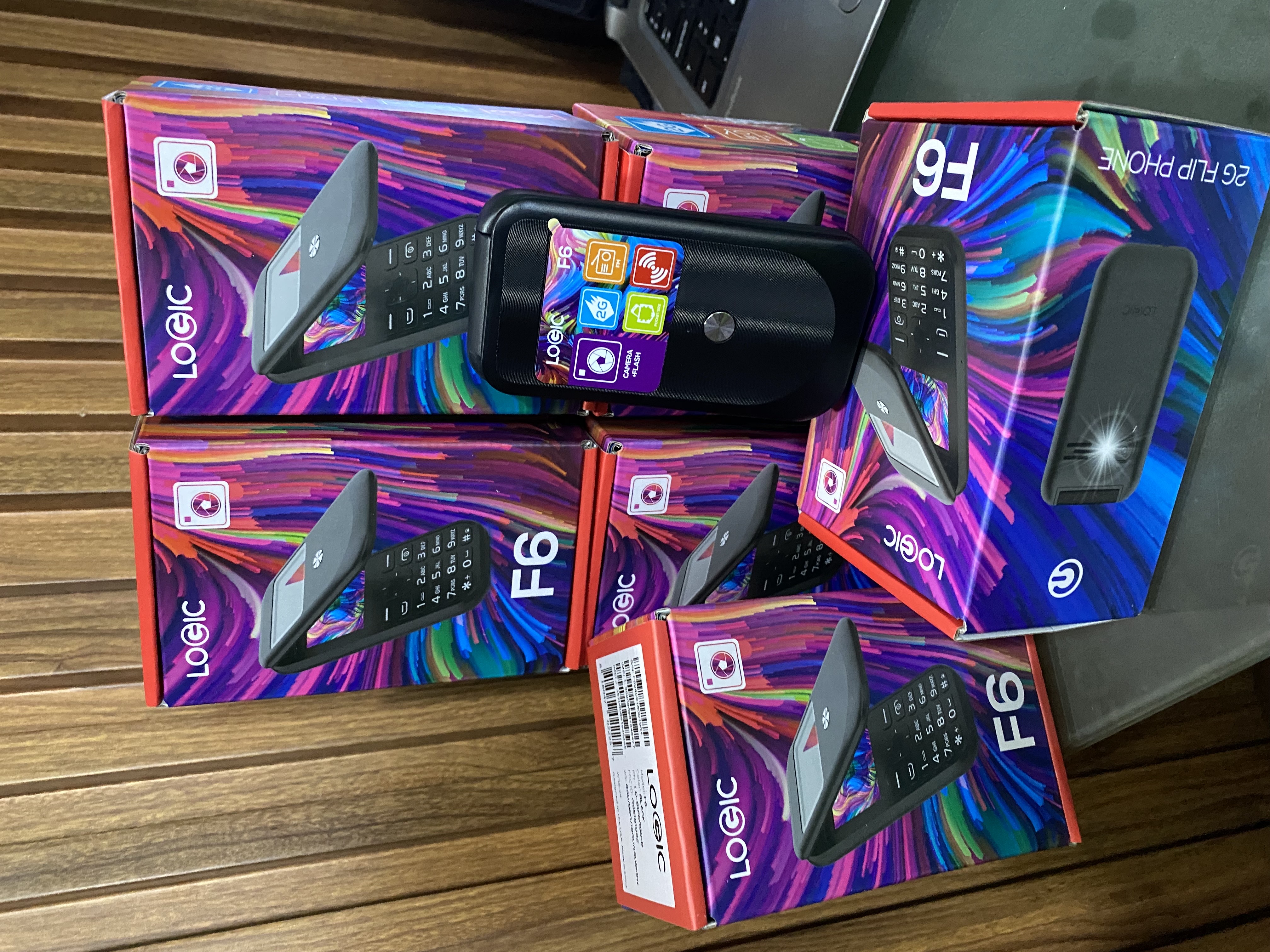 celulares y tabletas - Logic F6  3