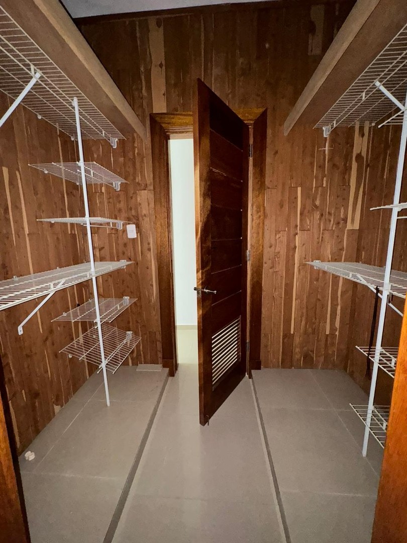 apartamentos - Apartamento en Alquiler
SERRALLES
USD 1,500.00 (Mantenimiento incluido)

 6