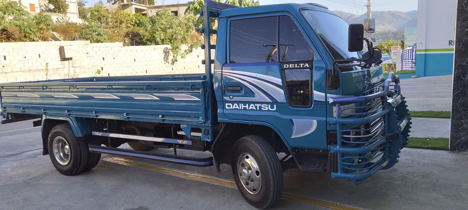 camiones y vehiculos pesados - Daihatsu Delta 2003 Cama Larga Cara Ancha