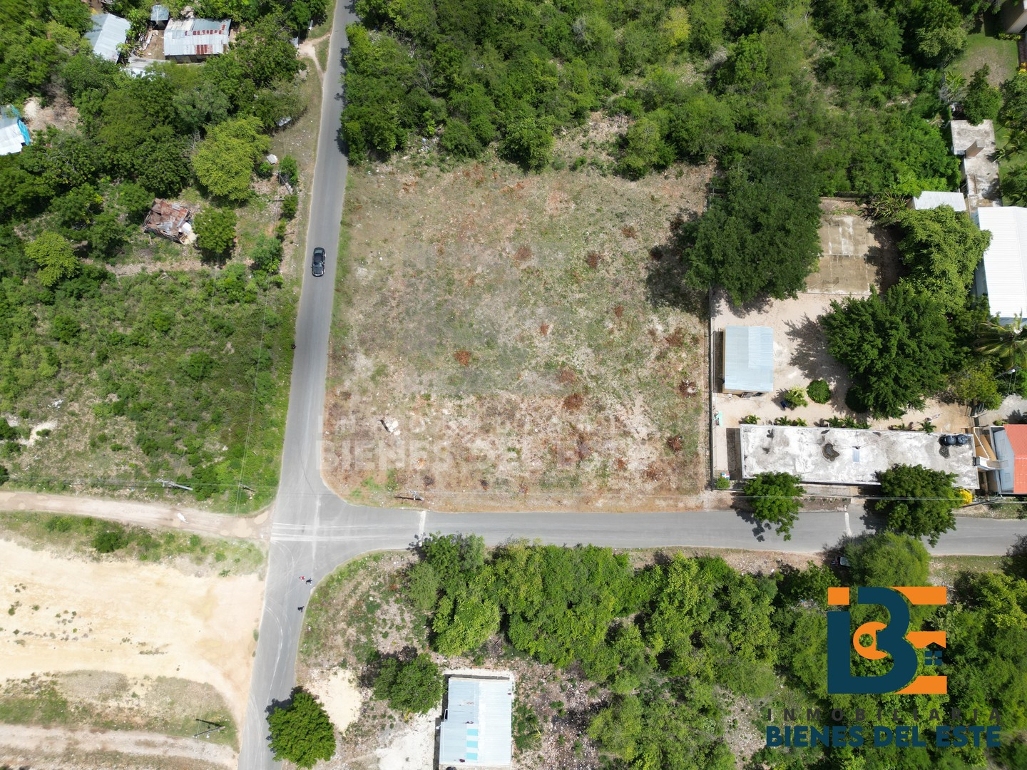 solares y terrenos - SE VENDE SOLAR de esquina  con 3,000 Metros en Ubicado  H-3 JUAN DOLIO  8