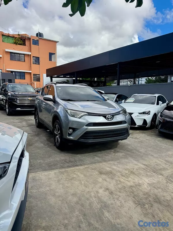 jeepetas y camionetas - Toyota Rav4 LE 2017 3